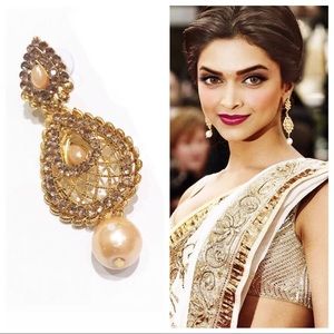 Teardrop shaped golden earrings